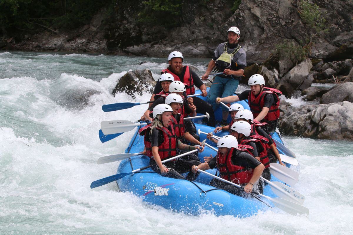 Rafting Pagaie groupe dans rapide