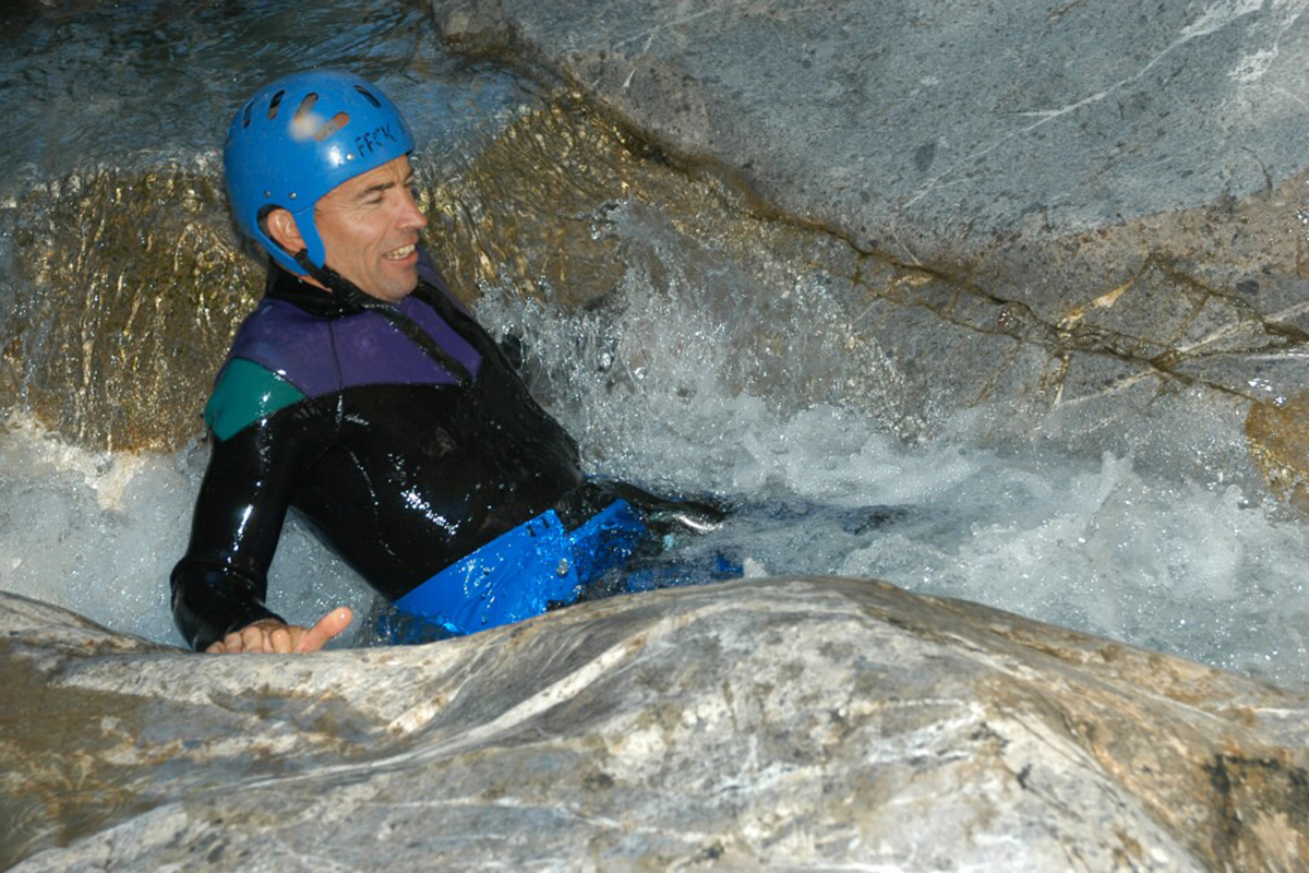 Passage entre rochers Canyoning