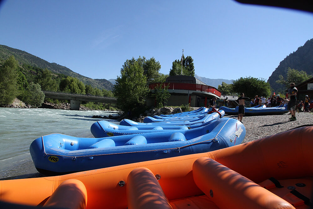 Préparation sur les berges départ Raft