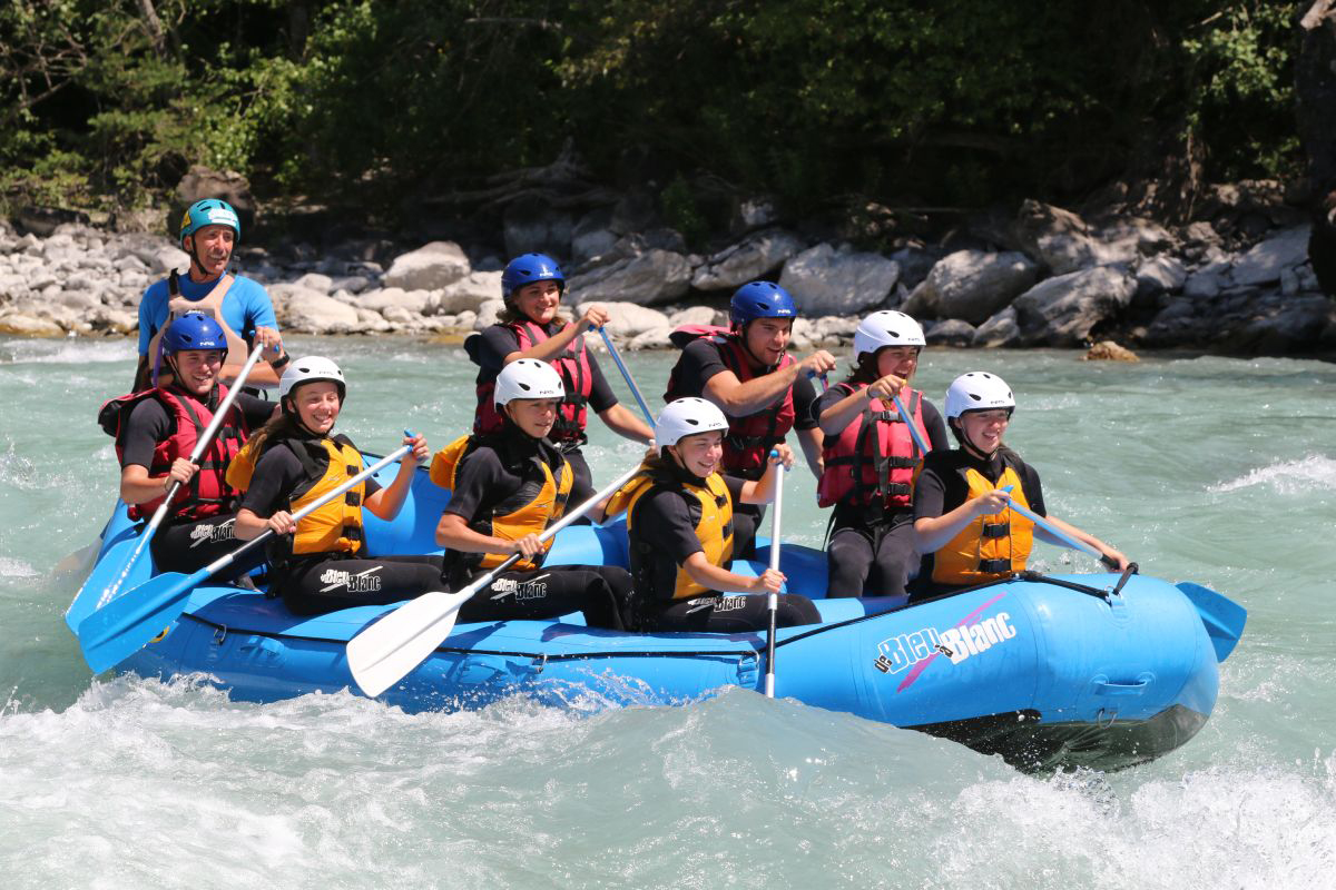 Rafting groupe enfant filles descente sécurisée
